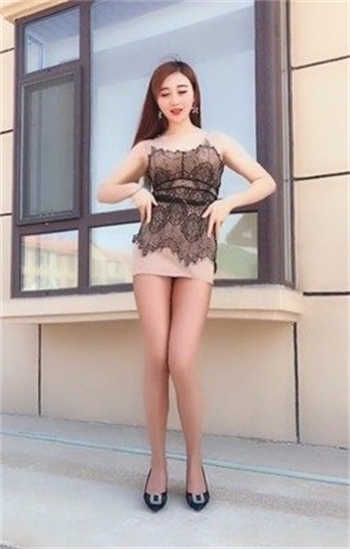 老板娘在后厨和厨师