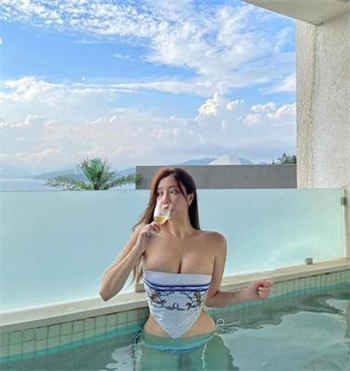 妻子黑灯舞会跳舞