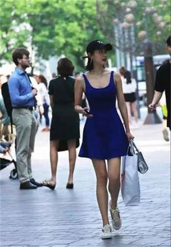 女刀捅肚子自尽