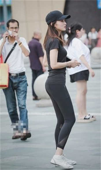 姐穿睡衣进了我的房间