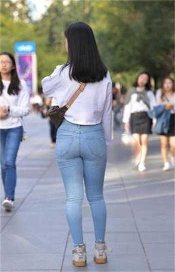 照顾下属老婆