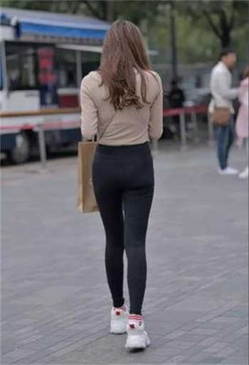 小妾必须跪着掌嘴