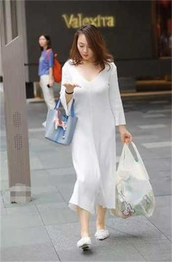 升职让老婆陪银行行长
