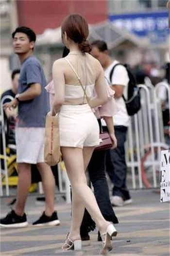 班长用白丝帮我打脚枪