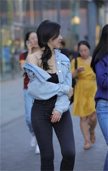 保险公司经理上门给大款