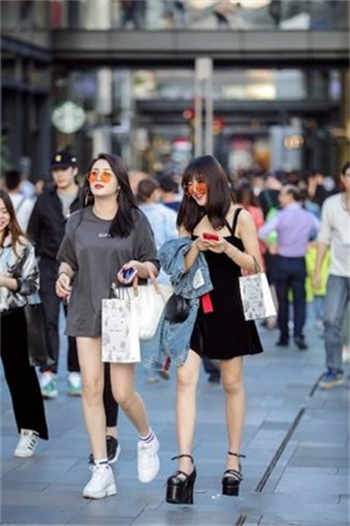 女生强迫男生穿卫生巾