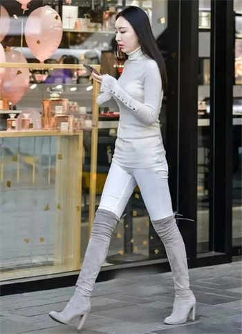 女网红打扑克