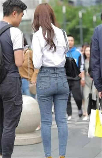 穿套裙子的政治老师